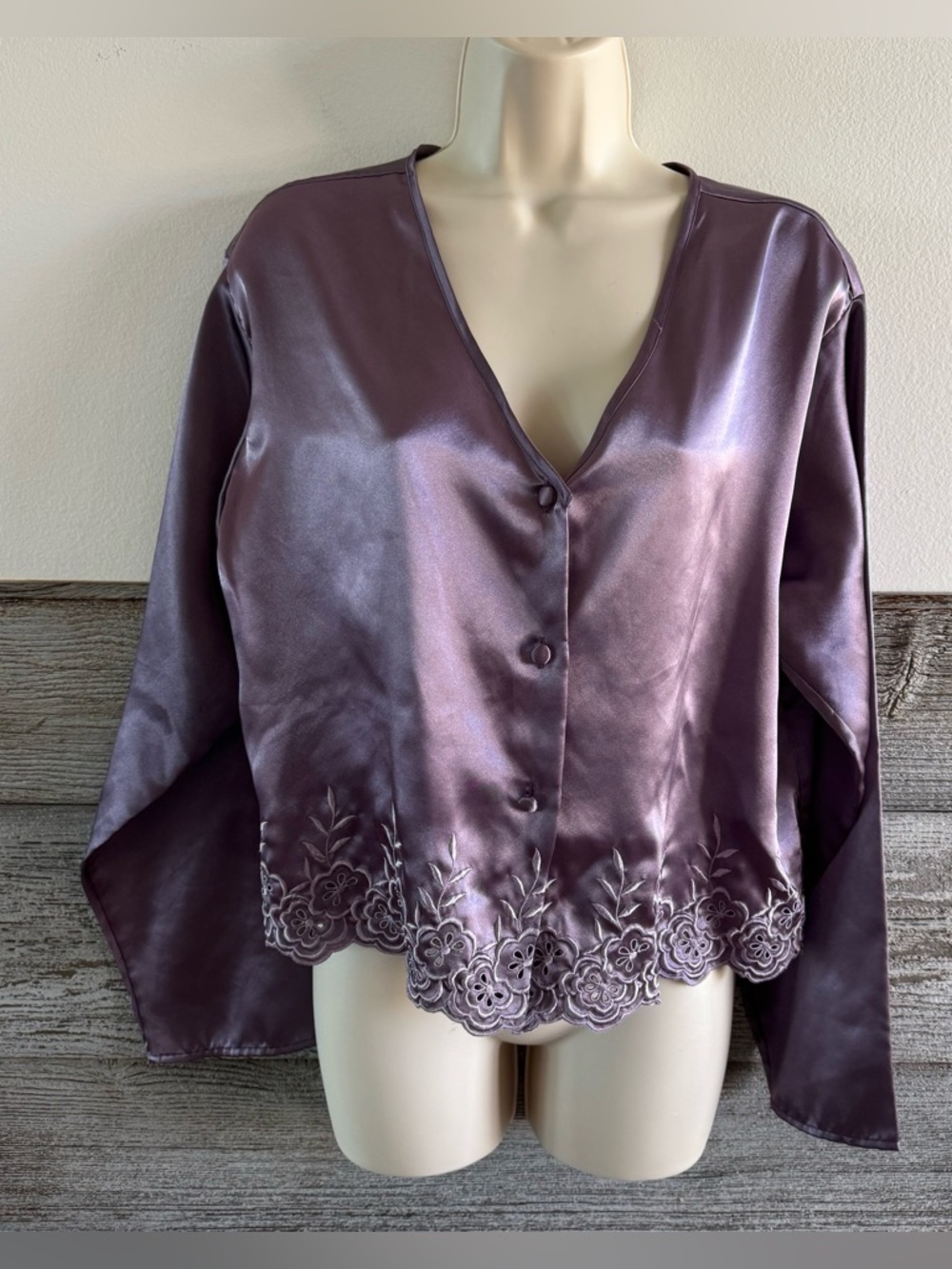 Vintage Victoria’s Secret Gold Label Satin Pajama Top Medium Lilac Purple  (P1)